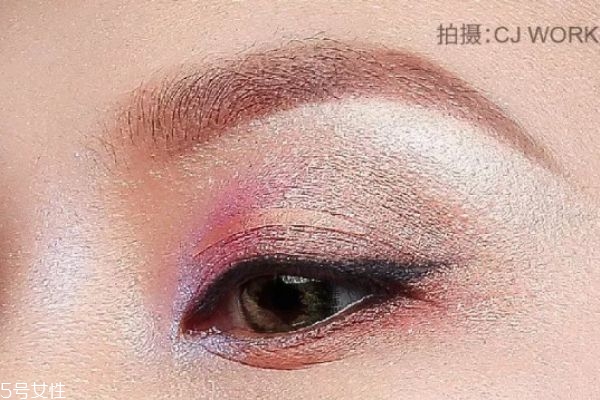 韓版吸血鬼妝容的畫(huà)法 吸血鬼妝教程