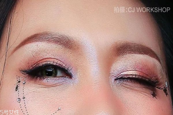 韓版吸血鬼妝容的畫(huà)法 吸血鬼妝教程