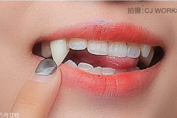 韓版吸血鬼妝容的畫(huà)法 吸血鬼妝教程