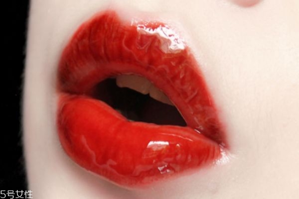 韓版吸血鬼妝容的畫(huà)法 吸血鬼妝教程