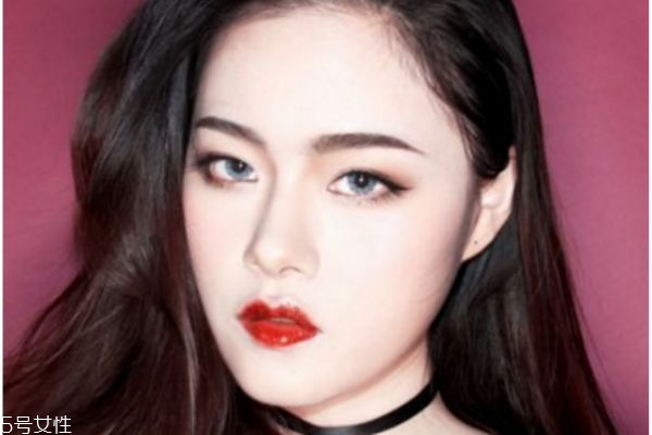 韓版吸血鬼妝容的畫(huà)法 吸血鬼妝教程