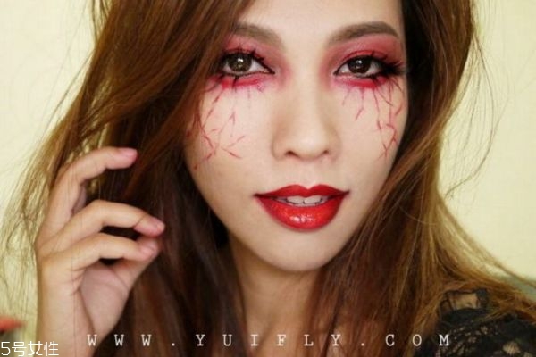 韓版吸血鬼妝容的畫(huà)法 吸血鬼妝教程