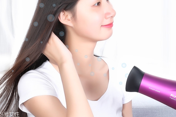 吹風(fēng)機(jī)的妙用 消除畏寒狀態(tài) 吹風(fēng)機(jī)的妙用 消除畏寒狀態(tài)