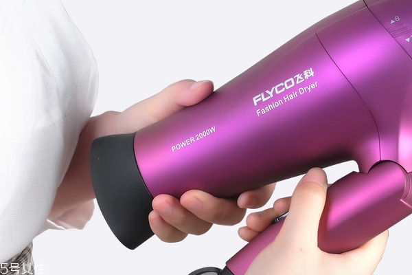 吹風(fēng)機(jī)吹胃治打嗝嗎?打嗝怎么辦怎么止嗝 吹風(fēng)機(jī)吹胃治打嗝嗎?打嗝怎么辦怎么止嗝