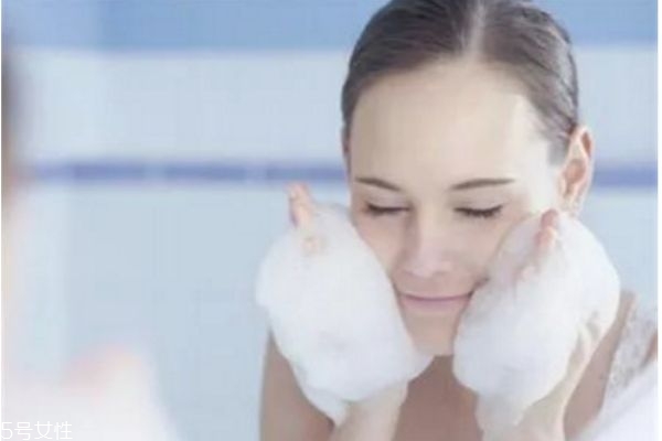 洗面奶怎么用最正確 如何正確使用洗面奶 洗面奶怎么用最正確 如何正確使用洗面奶