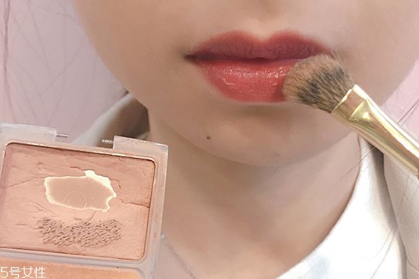 如何防止口紅沾牙齒 避免唇膏沾牙3個小技巧 如何防止口紅沾牙齒 避免唇膏沾牙3個小技巧