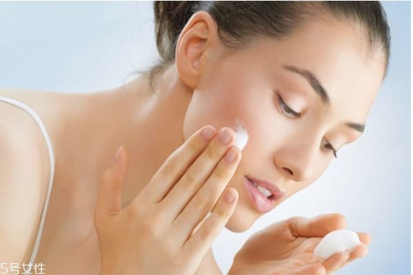 潔面啫喱和洗面奶區(qū)別 教你洗面奶如何選怎么用 潔面啫喱和洗面奶區(qū)別 教你洗面奶如何選怎么用