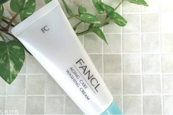 潔面啫喱和洗面奶區(qū)別 教你洗面奶如何選怎么用 潔面啫喱和洗面奶區(qū)別 教你洗面奶如何選怎么用