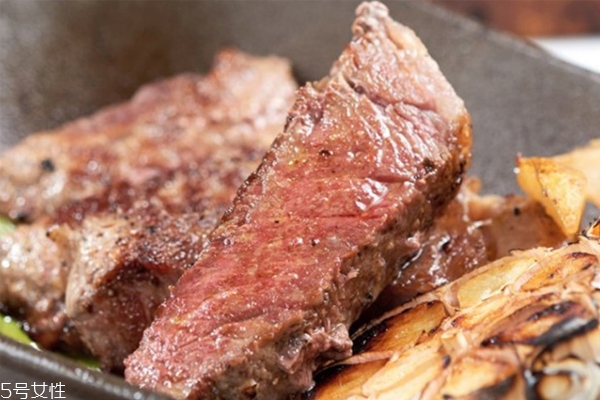 牛小排是牛的哪個(gè)部位 牛胸腔左右兩側(cè)肋骨部分 牛小排是牛的哪個(gè)部位 牛胸腔左右兩側(cè)肋骨部分