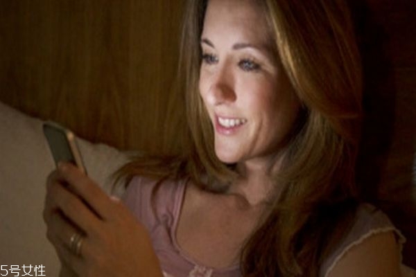 晚上玩手機(jī)開(kāi)燈好還是不開(kāi)燈好 你用對(duì)了嗎 晚上玩手機(jī)開(kāi)燈好還是不開(kāi)燈好 你用對(duì)了嗎