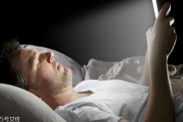 晚上玩手機(jī)開(kāi)燈好還是不開(kāi)燈好 你用對(duì)了嗎 晚上玩手機(jī)開(kāi)燈好還是不開(kāi)燈好 你用對(duì)了嗎