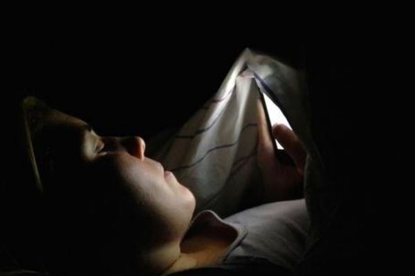 晚上玩手機亮度調(diào)多少 晚上玩手機要注意這些 晚上玩手機亮度調(diào)多少 晚上玩手機要注意這些