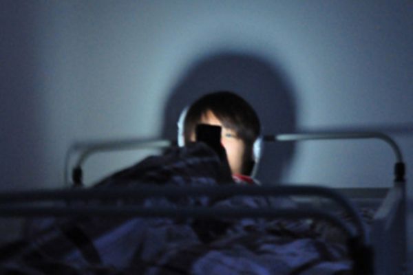 晚上玩手機亮度調(diào)多少 晚上玩手機要注意這些 晚上玩手機亮度調(diào)多少 晚上玩手機要注意這些