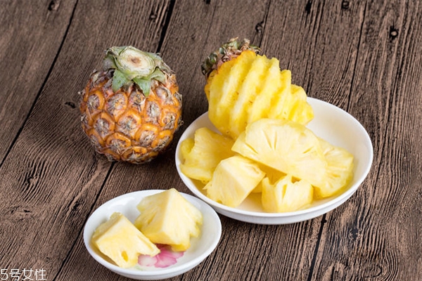 鳳梨和菠蘿一樣嗎 鳳梨和菠蘿對比圖 鳳梨和菠蘿一樣嗎 鳳梨和菠蘿對比圖