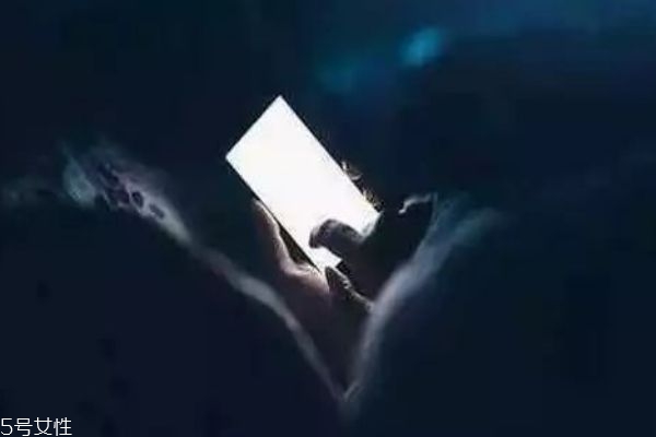 側(cè)躺著玩手機會斜視嗎 最好仰著玩手機 側(cè)躺著玩手機會斜視嗎 最好仰著玩手機