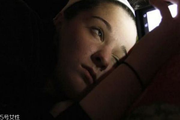 側(cè)躺著玩手機會斜視嗎 最好仰著玩手機 側(cè)躺著玩手機會斜視嗎 最好仰著玩手機