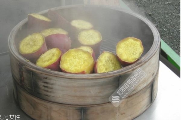 蒸紅薯要削皮嗎 蒸紅薯要開水還是冷水 蒸紅薯要削皮嗎 蒸紅薯要開水還是冷水