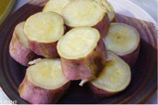 蒸紅薯要削皮嗎 蒸紅薯要開水還是冷水 蒸紅薯要削皮嗎 蒸紅薯要開水還是冷水
