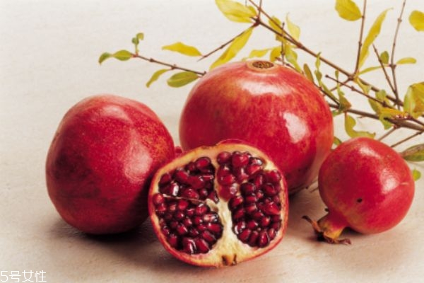 石榴不用刀怎么剝開(kāi) 石榴怎么剝簡(jiǎn)單方法 石榴不用刀怎么剝開(kāi) 石榴怎么剝簡(jiǎn)單方法