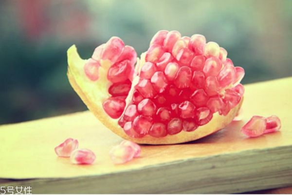 石榴不用刀怎么剝開(kāi) 石榴怎么剝簡(jiǎn)單方法 石榴不用刀怎么剝開(kāi) 石榴怎么剝簡(jiǎn)單方法