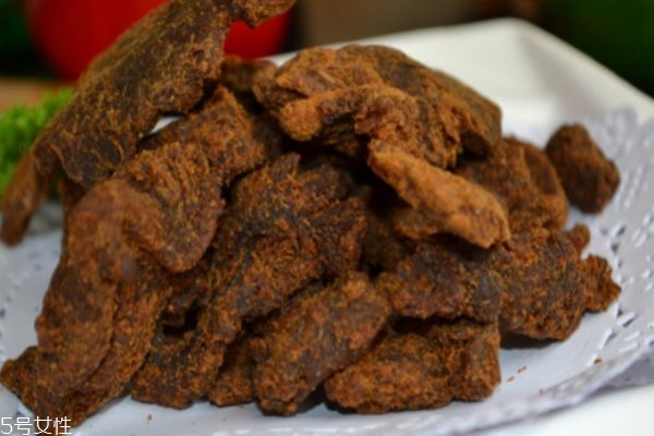 牛肉干長(zhǎng)白毛了還能吃嗎 牛肉干發(fā)霉長(zhǎng)毛了怎么處理 牛肉干長(zhǎng)白毛了還能吃嗎 牛肉干發(fā)霉長(zhǎng)毛了怎么處理