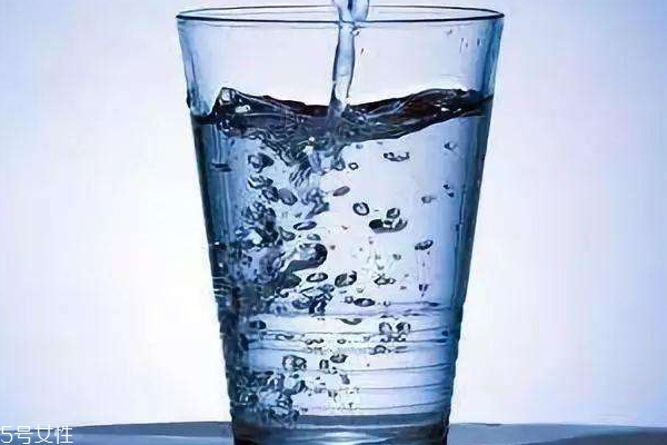 礦物質(zhì)水是什么水 礦物質(zhì)水和天然水哪個好 礦物質(zhì)水是什么水 礦物質(zhì)水和天然水哪個好