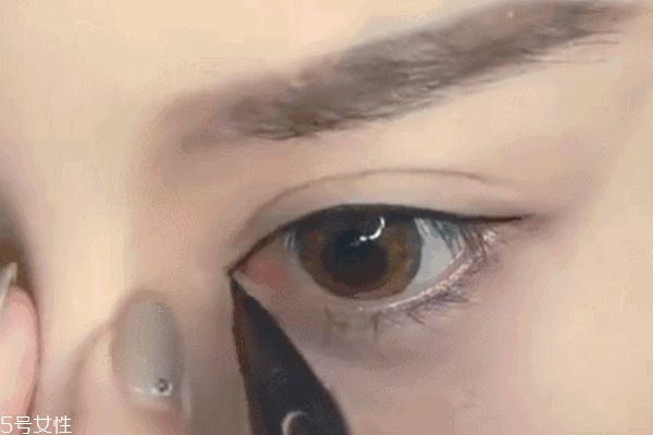 胖臉mm怎么畫眼妝 將眼睛變大的眼線畫法 胖臉mm怎么畫眼妝 將眼睛變大的眼線畫法