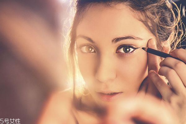 單眼皮怎樣化妝才好看 單眼皮新手化妝圖解 單眼皮怎樣化妝才好看 單眼皮新手化妝圖解