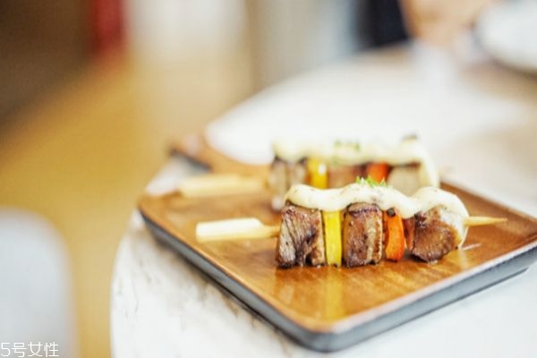 低碳水飲食應(yīng)該怎么吃 低碳水飲食不適合長(zhǎng)期減肥