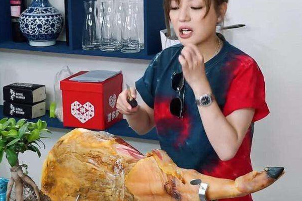 整塊火腿怎么吃 現(xiàn)切現(xiàn)吃即可 整塊火腿怎么吃 現(xiàn)切現(xiàn)吃即可