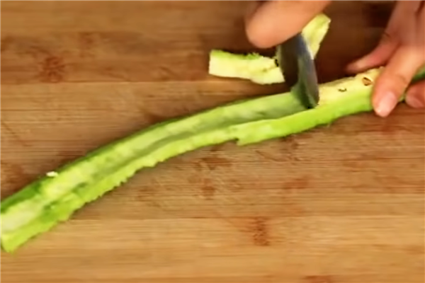 苦瓜煎蛋的做法 切法形狀很關(guān)鍵 苦瓜煎蛋的做法 切法形狀很關(guān)鍵