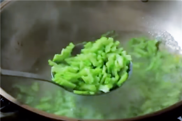 苦瓜煎蛋的做法 切法形狀很關(guān)鍵 苦瓜煎蛋的做法 切法形狀很關(guān)鍵