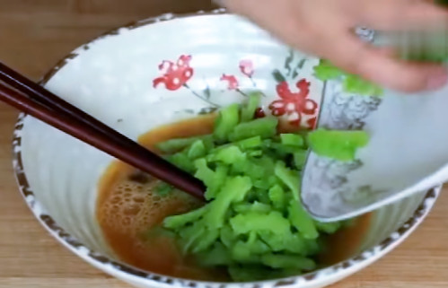 苦瓜煎蛋的做法 切法形狀很關(guān)鍵 苦瓜煎蛋的做法 切法形狀很關(guān)鍵