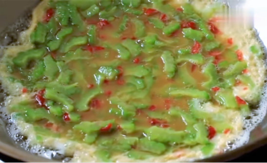 苦瓜煎蛋的做法 切法形狀很關(guān)鍵 苦瓜煎蛋的做法 切法形狀很關(guān)鍵