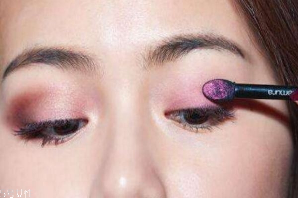 粉色眼影怎么畫才好看 新娘眼影的顏色搭配 粉色眼影怎么畫才好看 新娘眼影的顏色搭配