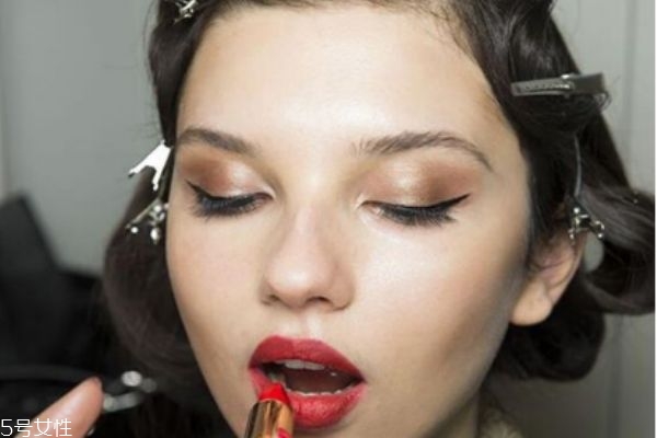 粉色眼影怎么畫才好看 新娘眼影的顏色搭配 粉色眼影怎么畫才好看 新娘眼影的顏色搭配