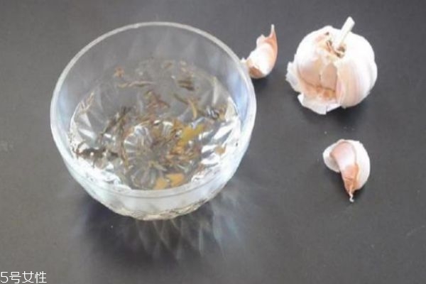 怎么去除嘴巴里的蒜味 三招讓你遠(yuǎn)離口腔異味 怎么去除嘴巴里的蒜味 三招讓你遠(yuǎn)離口腔異味