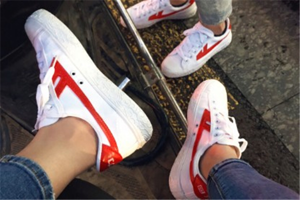 小白鞋哪個(gè)牌子好穿？小白鞋什么牌子舒服？