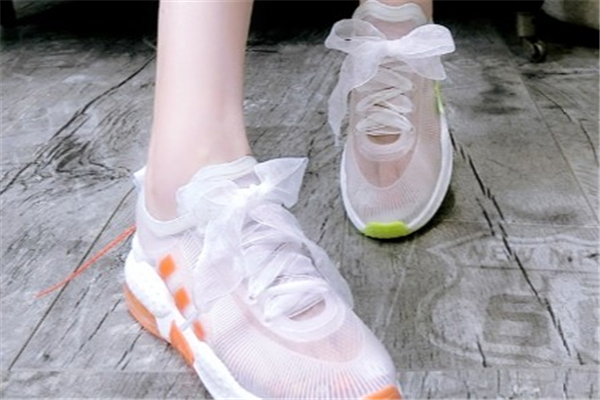 今年流行什么樣的小白鞋？今年最火的小白鞋款式