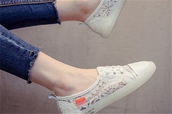 今年流行什么樣的小白鞋？今年最火的小白鞋款式