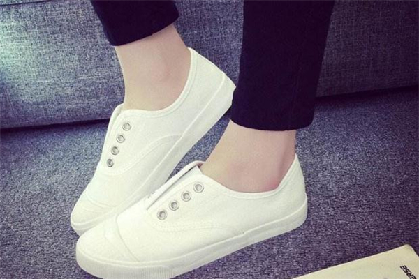 帆布小白鞋怎么搭配？帆布小白鞋搭配技巧