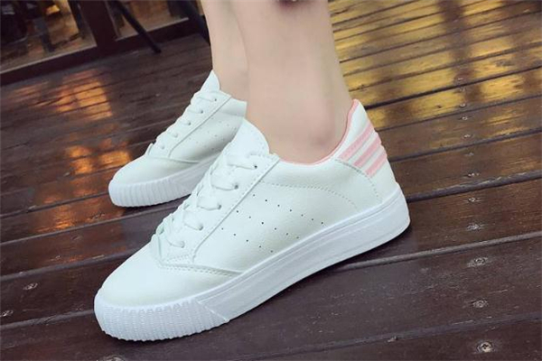 穿小白鞋配什么襪子？小白鞋襪子搭配圖片