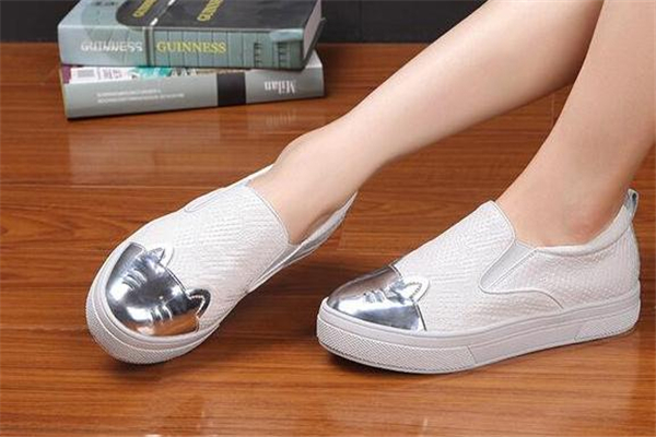 穿小白鞋配什么襪子？小白鞋襪子搭配圖片