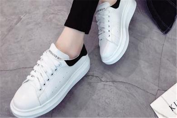 穿小白鞋配什么襪子？小白鞋襪子搭配圖片