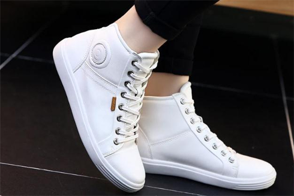 冬天小白鞋怎么搭配？省心搭配get起來