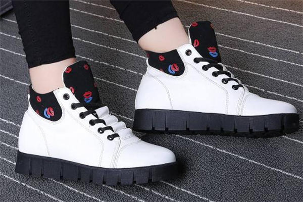 冬天小白鞋怎么搭配？省心搭配get起來