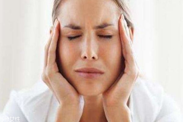 嘴唇上長(zhǎng)皰疹用什么藥膏 嘴唇上長(zhǎng)皰疹會(huì)傳染嗎 嘴唇上長(zhǎng)皰疹用什么藥膏 嘴唇上長(zhǎng)皰疹會(huì)傳染嗎