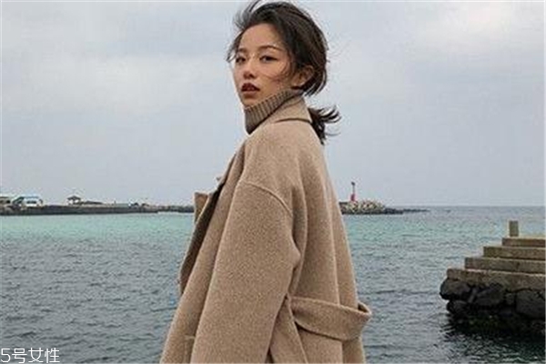 澳毛大衣一般多少錢 根據(jù)澳毛品質(zhì)決定 澳毛大衣一般多少錢 根據(jù)澳毛品質(zhì)決定