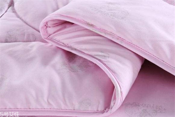 羊毛被可以曬太陽(yáng)嗎 晾曬時(shí)間要注意 羊毛被可以曬太陽(yáng)嗎 晾曬時(shí)間要注意