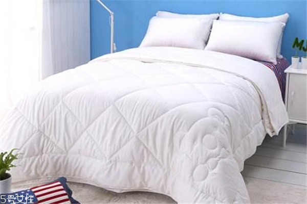 羊毛被可以曬太陽(yáng)嗎 晾曬時(shí)間要注意 羊毛被可以曬太陽(yáng)嗎 晾曬時(shí)間要注意